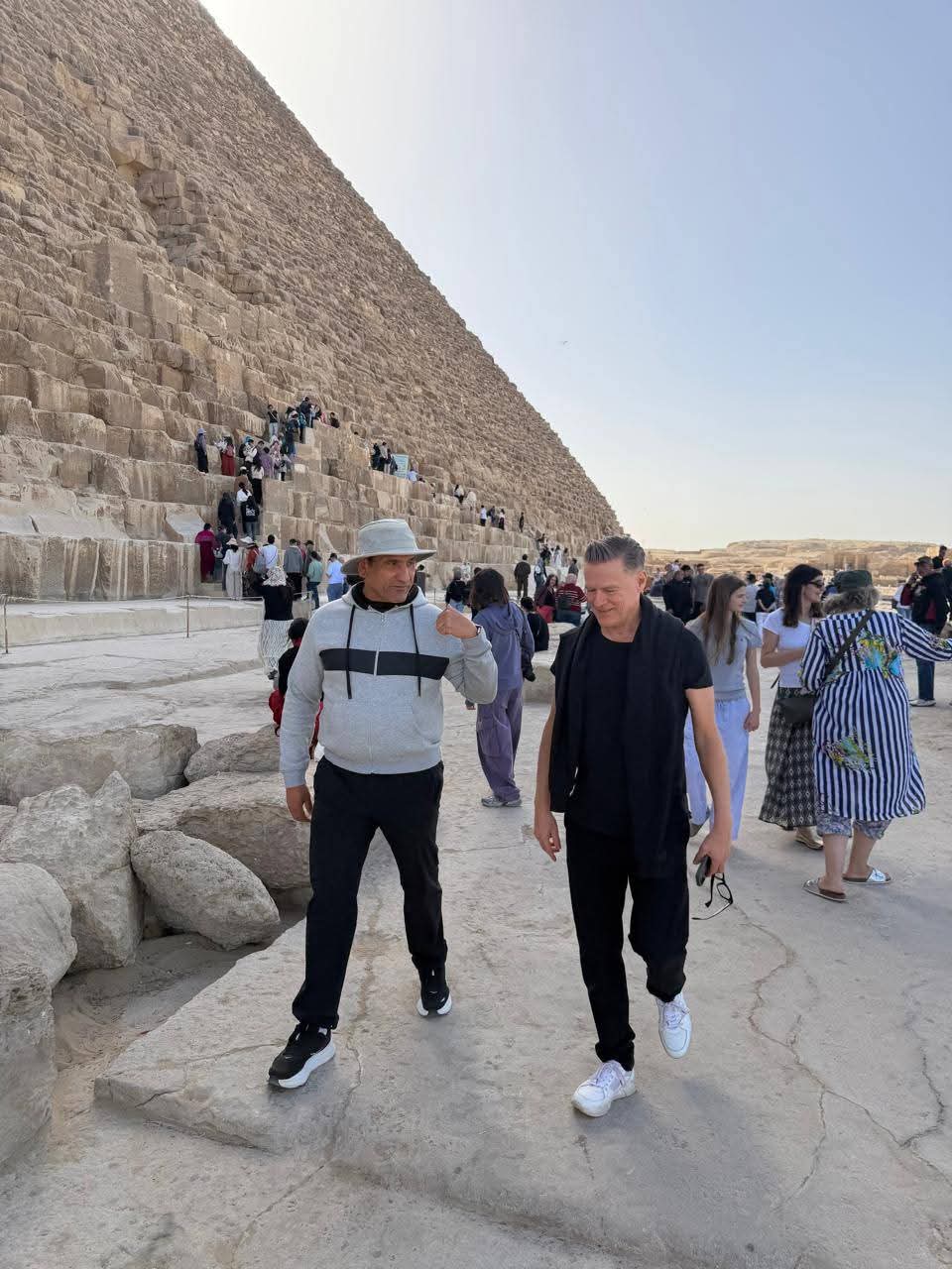 الفنان العالمي براين آدمز وأسرته يزورون منطقة أهرامات الجيزة