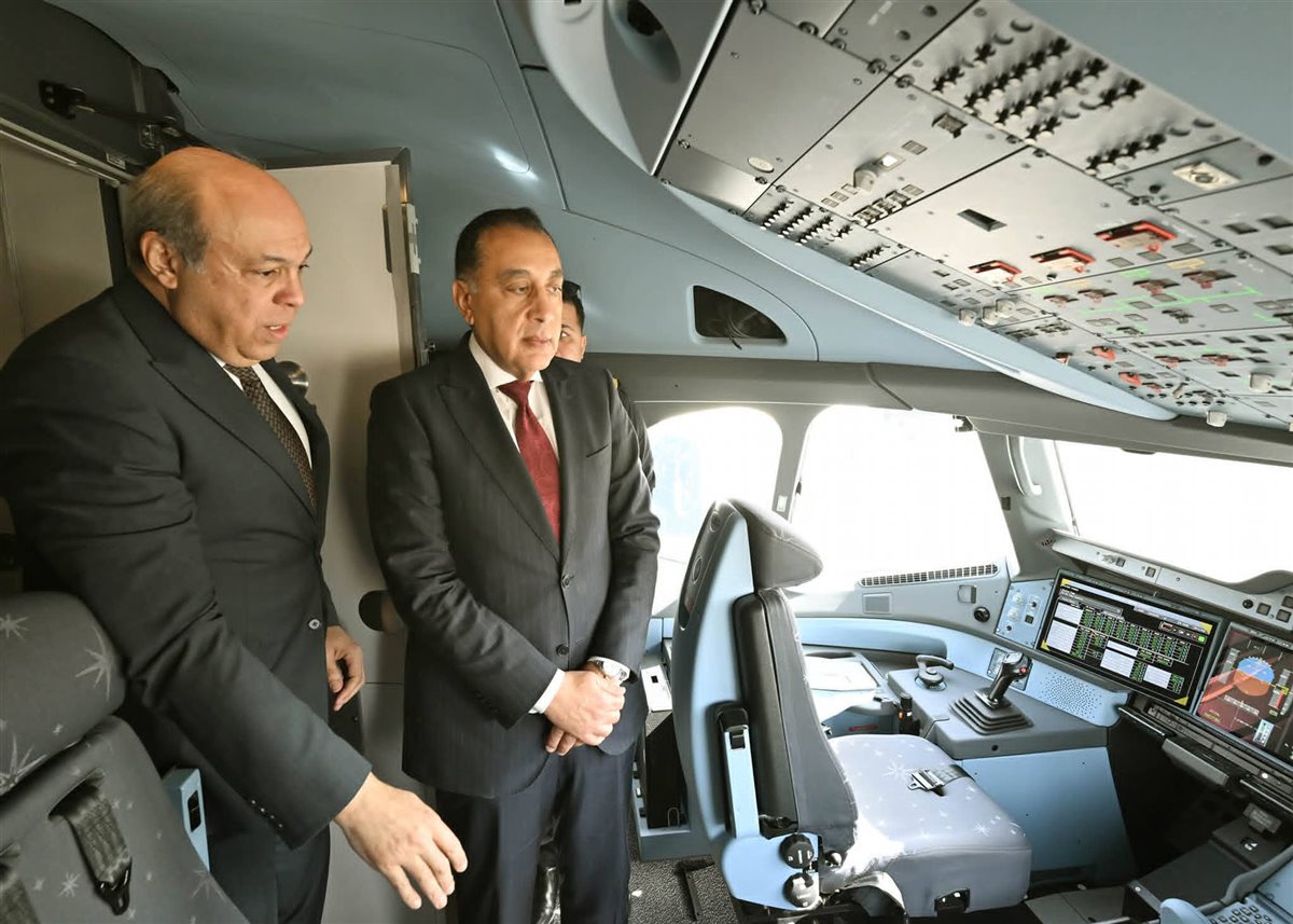 خلال فعاليات الاحتفال بانضمامها:رئيس الوزراء يتفقد أول طائرة من طراز Airbus A350-900 &nbsp;بأسطول الناقل الوطني .
