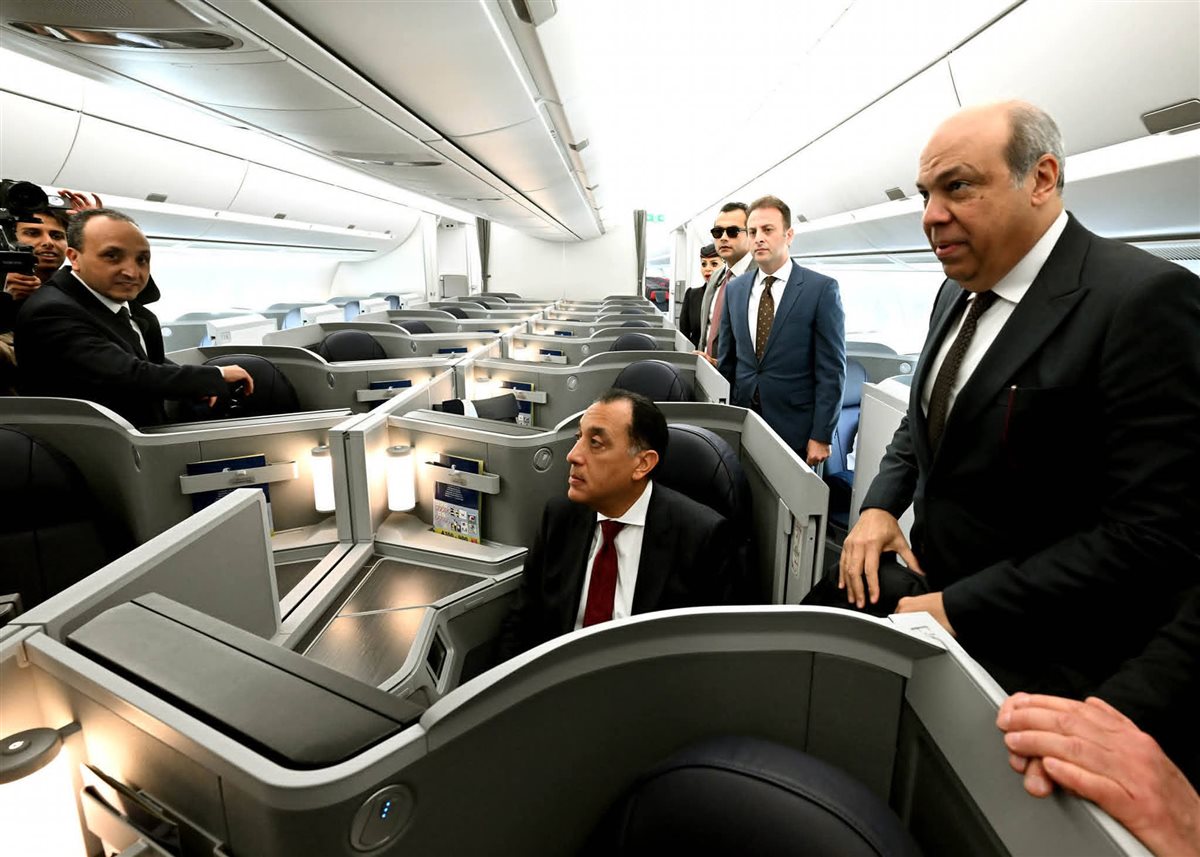 خلال فعاليات الاحتفال بانضمامها:رئيس الوزراء يتفقد أول طائرة من طراز Airbus A350-900 &nbsp;بأسطول الناقل الوطني .