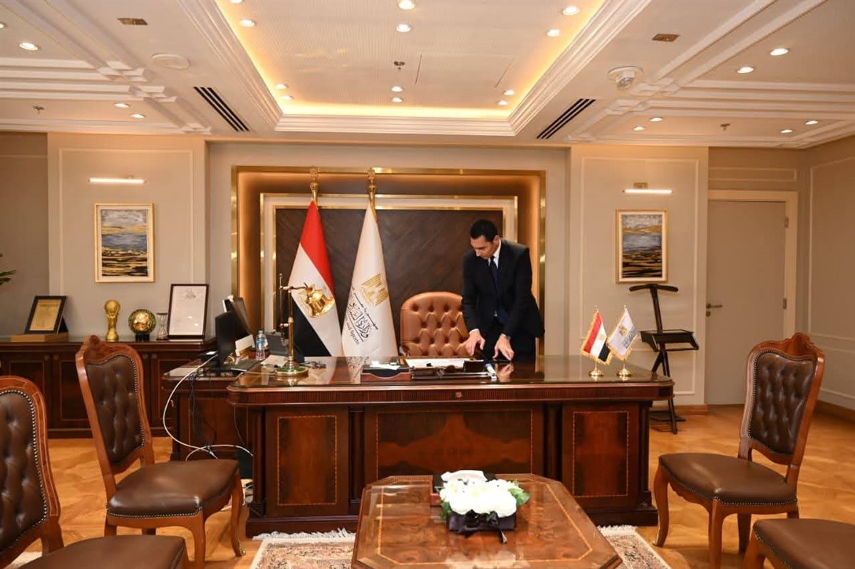 جوهر نبيل يصل مقر الوزارة لمباشرة مهام عمله وزيرًا للشباب والرياضة عقب أداء اليمين الدستورية