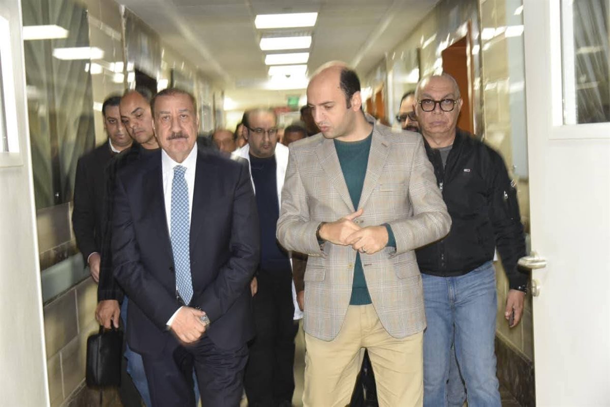 محافظ بورسعيد يطمئن على الحالة الصحية لمصابي حادث 30 يونيو ويوجه بتقديم الرعاية الطبية الكاملة للمصابين