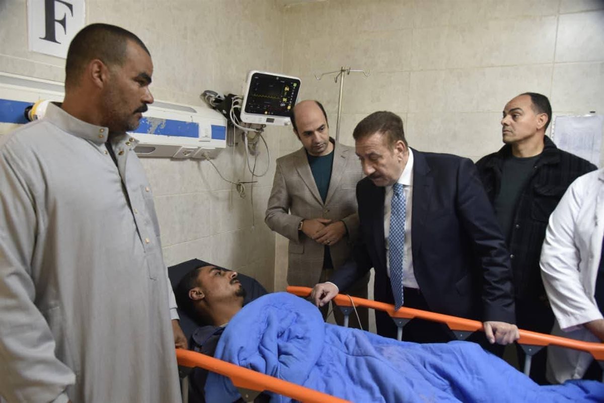 محافظ بورسعيد يطمئن على الحالة الصحية لمصابي حادث 30 يونيو ويوجه بتقديم الرعاية الطبية الكاملة للمصابين