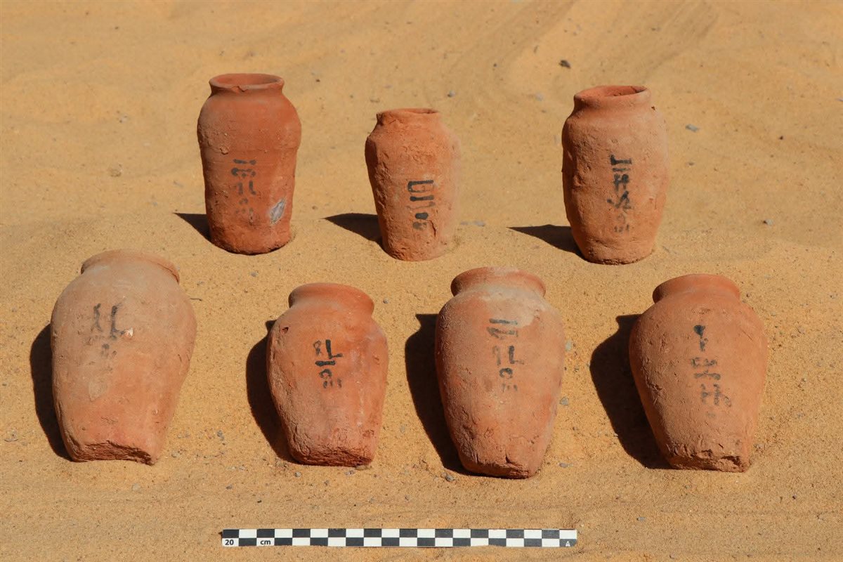 وزارة السياحة والآثار الكشف عن مجموعة من المقابر الصخرية بقبة الهواء بأسوان .