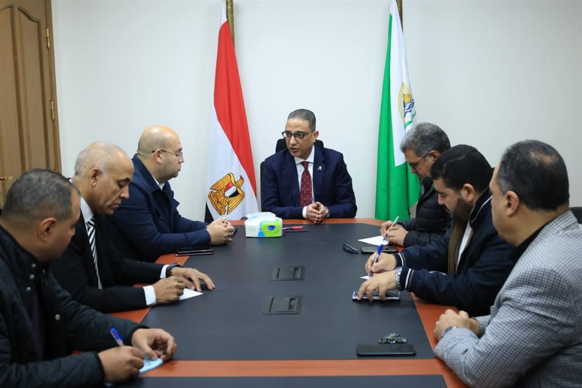 محافظ الجيزة يعقد لقاءً عاجلًا لبحث آليات رفع مستوى النظافة بكرداسة وتحسين كفاءة المنظومة