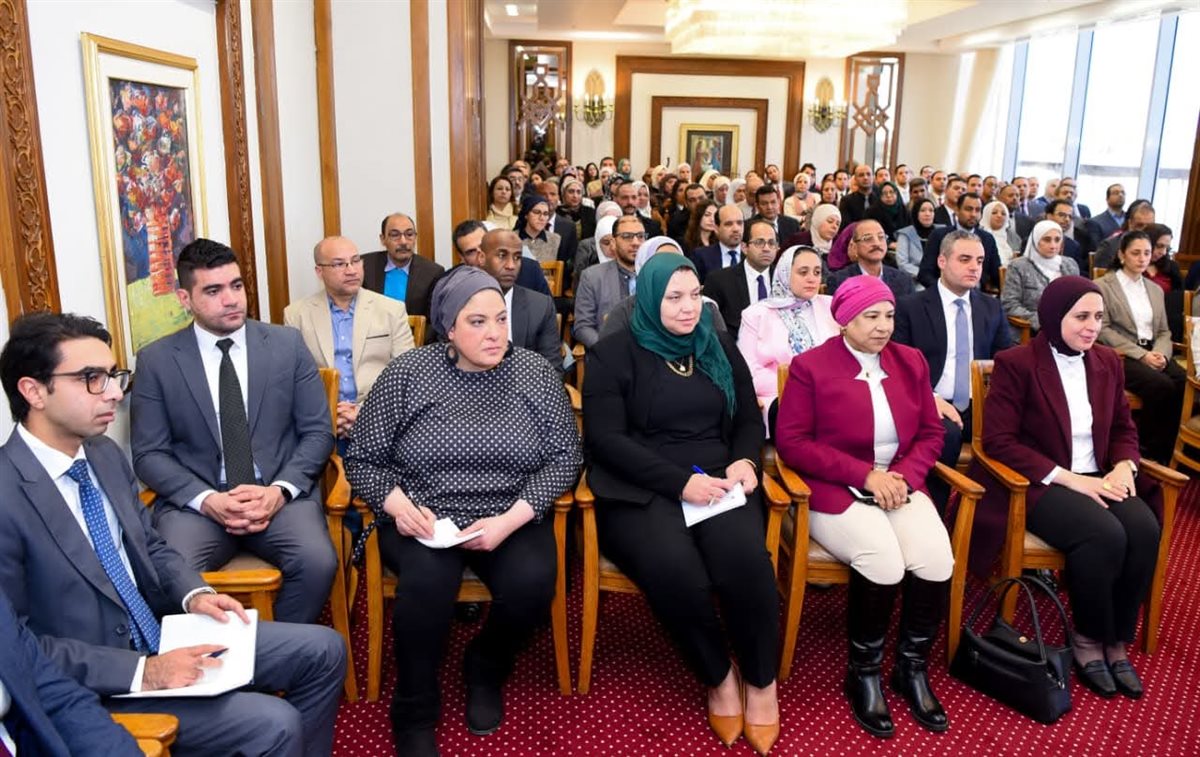 وزير الخارجية يبحث تطوير آليات العمل بقطاع التعاون الدولي