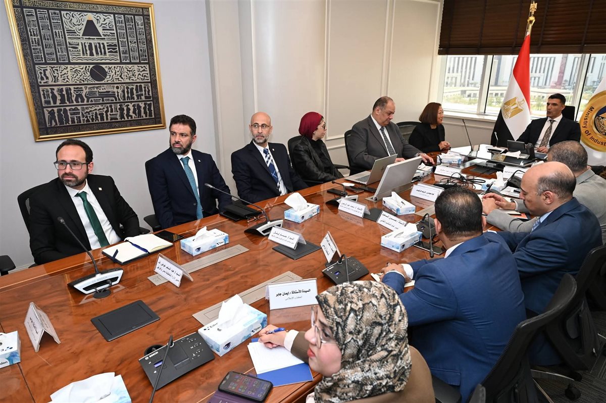 وزير الصناعة يبحث مع جنرال موتورز خططها التوسعية لتعزيز تنافسية صناعة السيارات في مصر