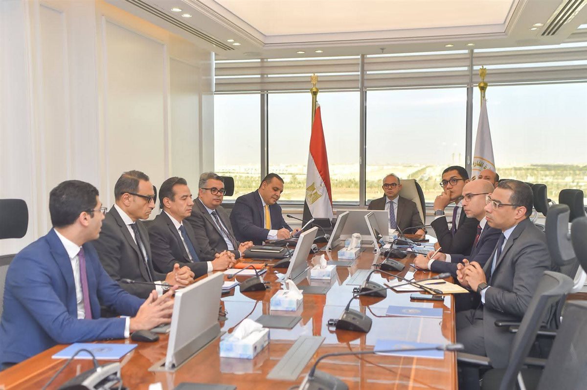 &nbsp;وزير الاستثمار والتجارة الخارجية يعقد اجتماعاً مع رئيس التمثيل التجاري المصري لمناقشة آليات عمل المكاتب التجارية ودورها في تعزيز الصادرات المصرية وجذب الاستثمارات الأجنبية