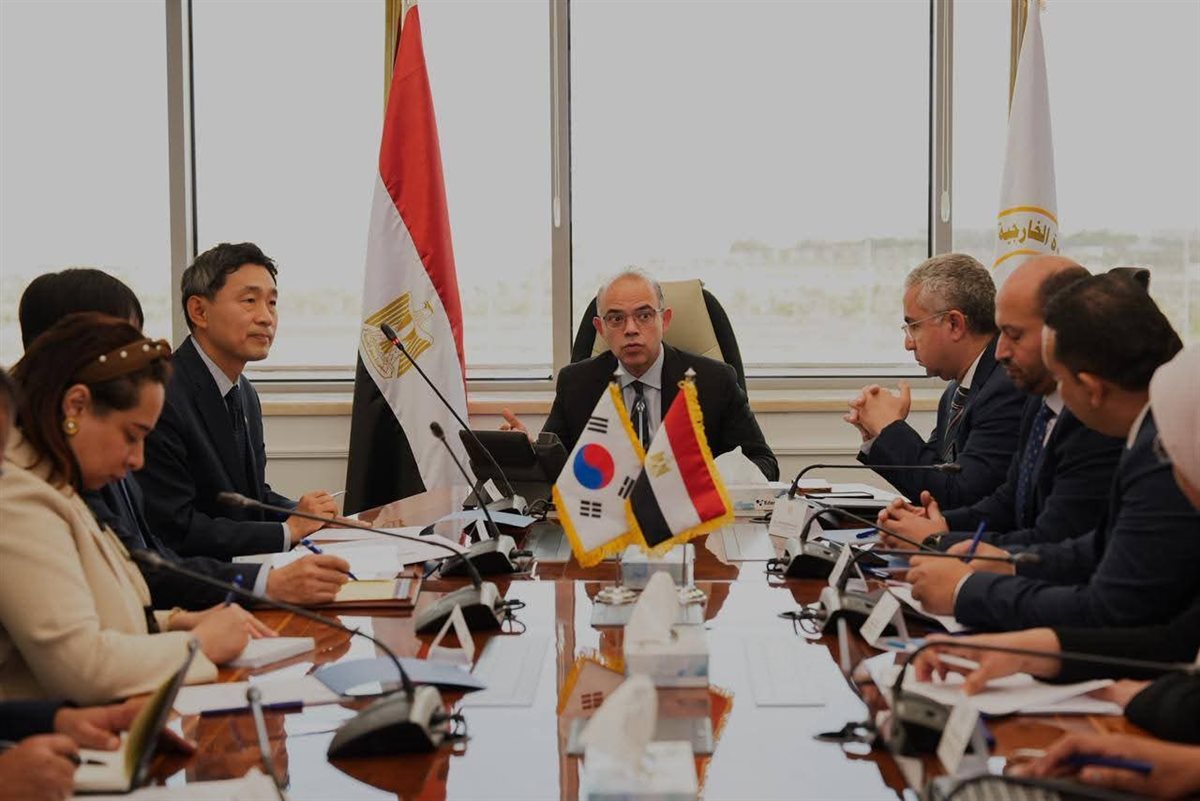 &nbsp;وزير الاستثمار والتجارة الخارجية يلتقي القائم بأعمال سفارة كوريا الجنوبية بالقاهرة لتعزيز التعاون الاقتصادي والاستثماري بين البلدين