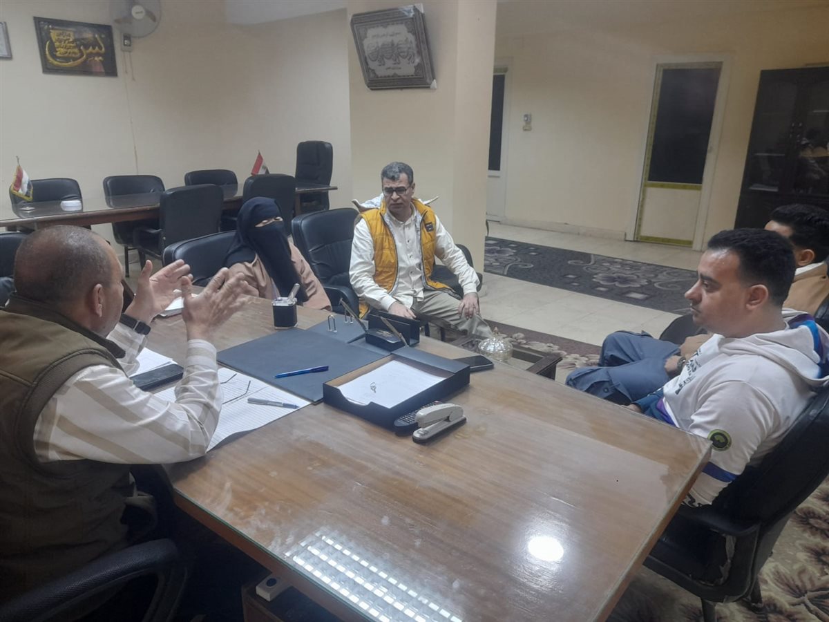 رئيس مدينة أبو النمرس بالجيزة يعقد إجتماعًا بالمواطنين لفحص شكواهم لإزالة أي عقبات