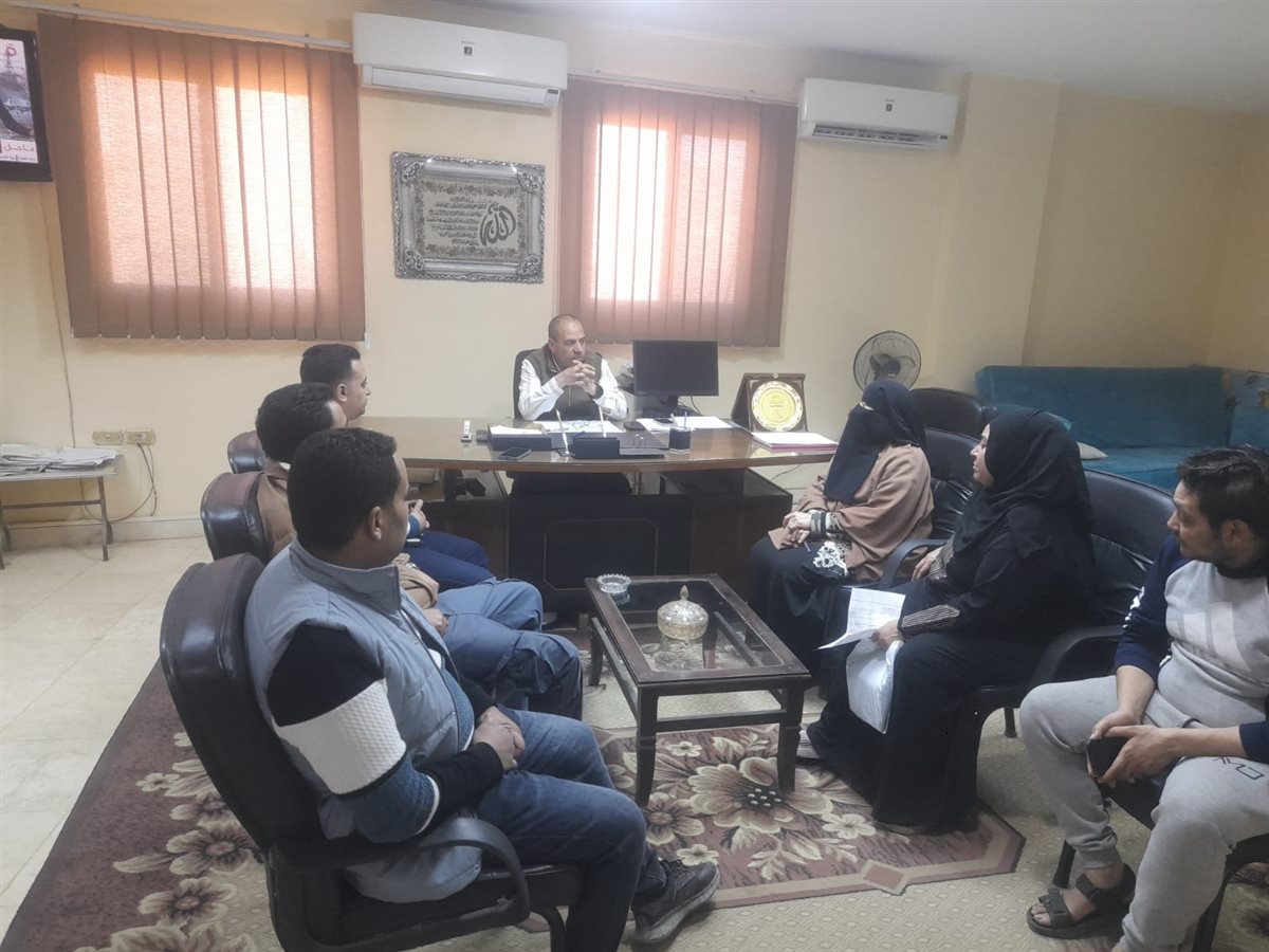 رئيس مدينة أبو النمرس بالجيزة يعقد إجتماعًا بالمواطنين لفحص شكواهم لإزالة أي عقبات