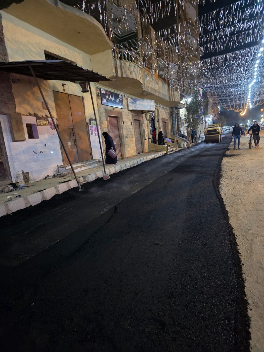 الخطة الإستثمارية رئيس مدينة أبو النمرس بالجيزة يتابع رصف شارع الحيطة بشبرامنت