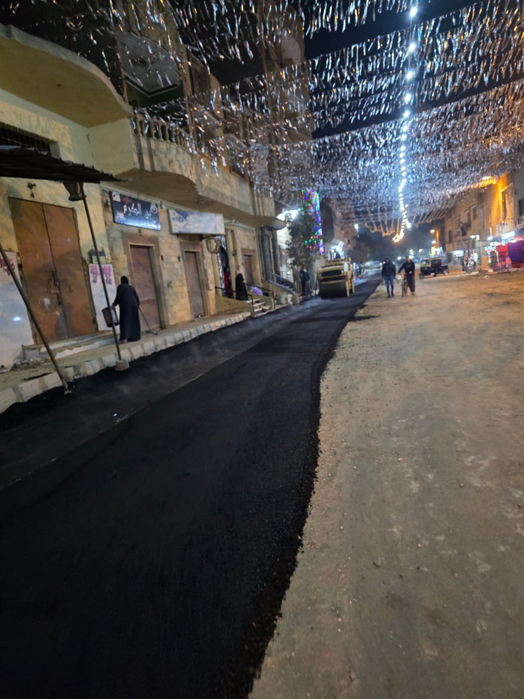 الخطة الإستثمارية رئيس مدينة أبو النمرس بالجيزة يتابع رصف شارع الحيطة بشبرامنت