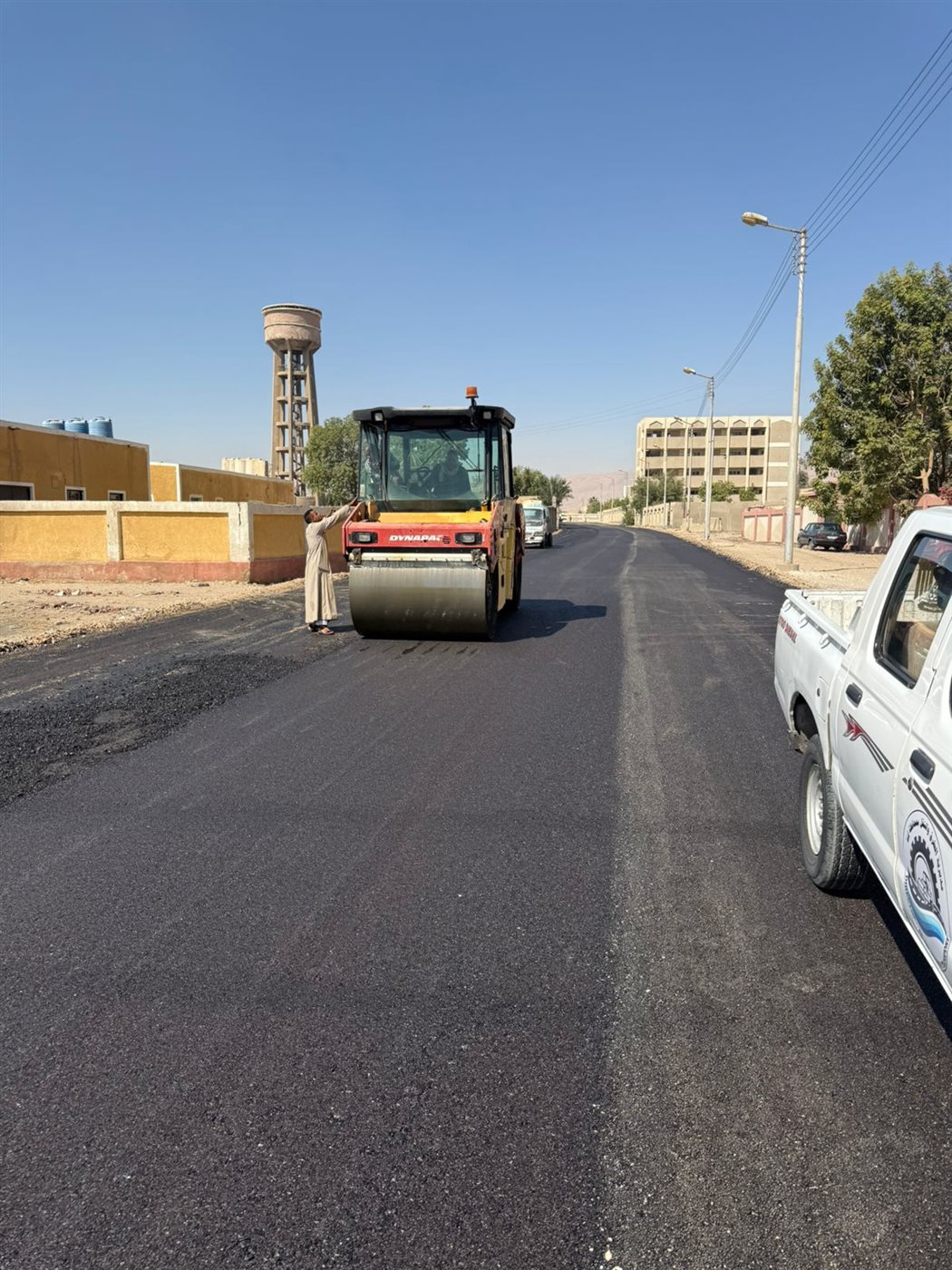 محافظ قنا يشدد على تطبيق المواصفات القياسية في أعمال الرصف<br>- ضمن الخطة الاستثمارية