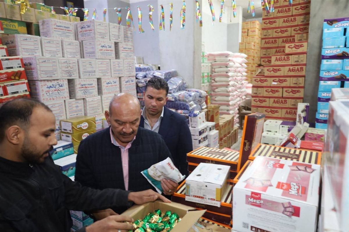 محافظ السويس يتفقد الأسواق لمتابعة توافر السلع .. وإحالة التجار الجشعين للنيابة&nbsp;