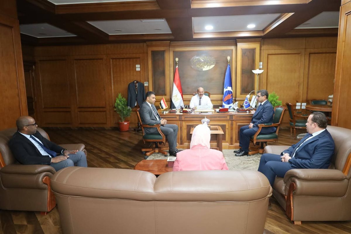 محافظ السويس يكرم مدير الرعاية الصحية السابق ويستقبل مدير الفرع الجديد