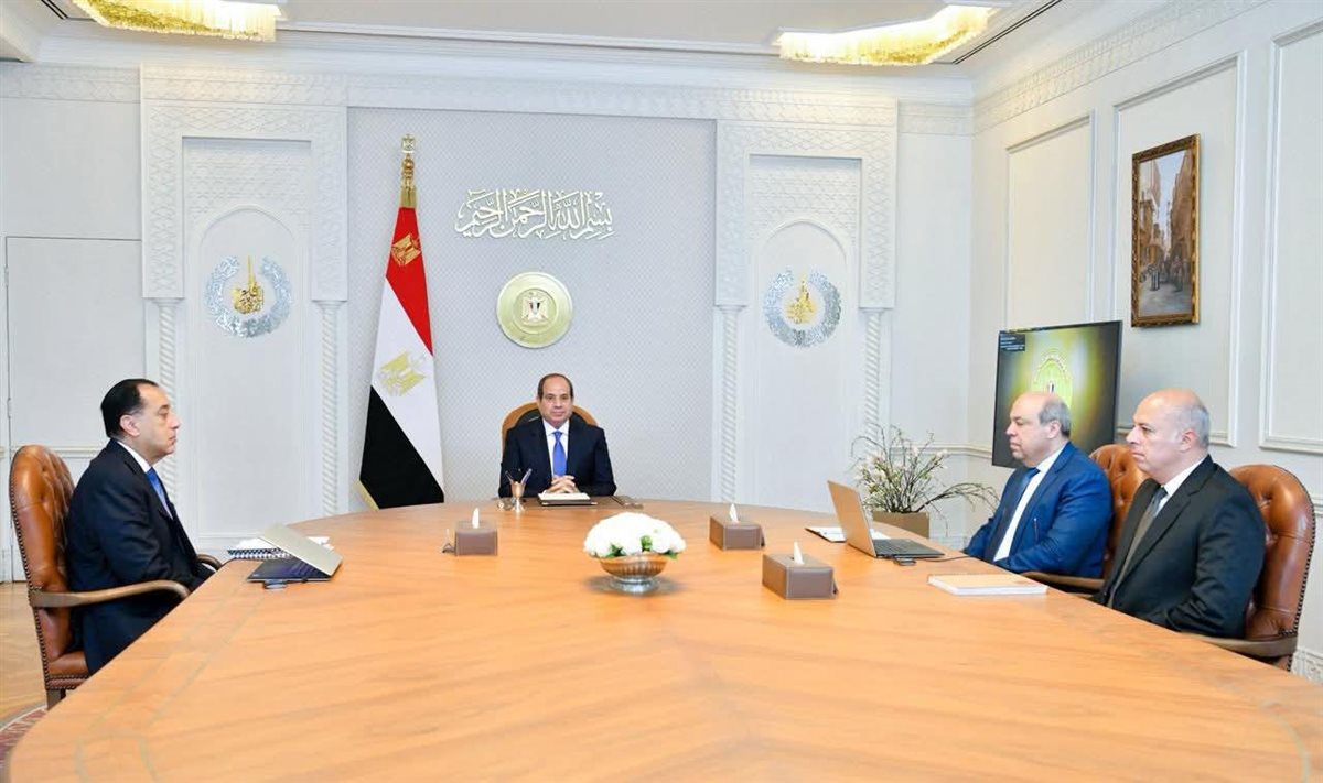 الرئيس السيسي يعقد اجتماعاً لمتابعة جهود وزارة الطيران المدني لتطوير المطارات المصرية&nbsp;