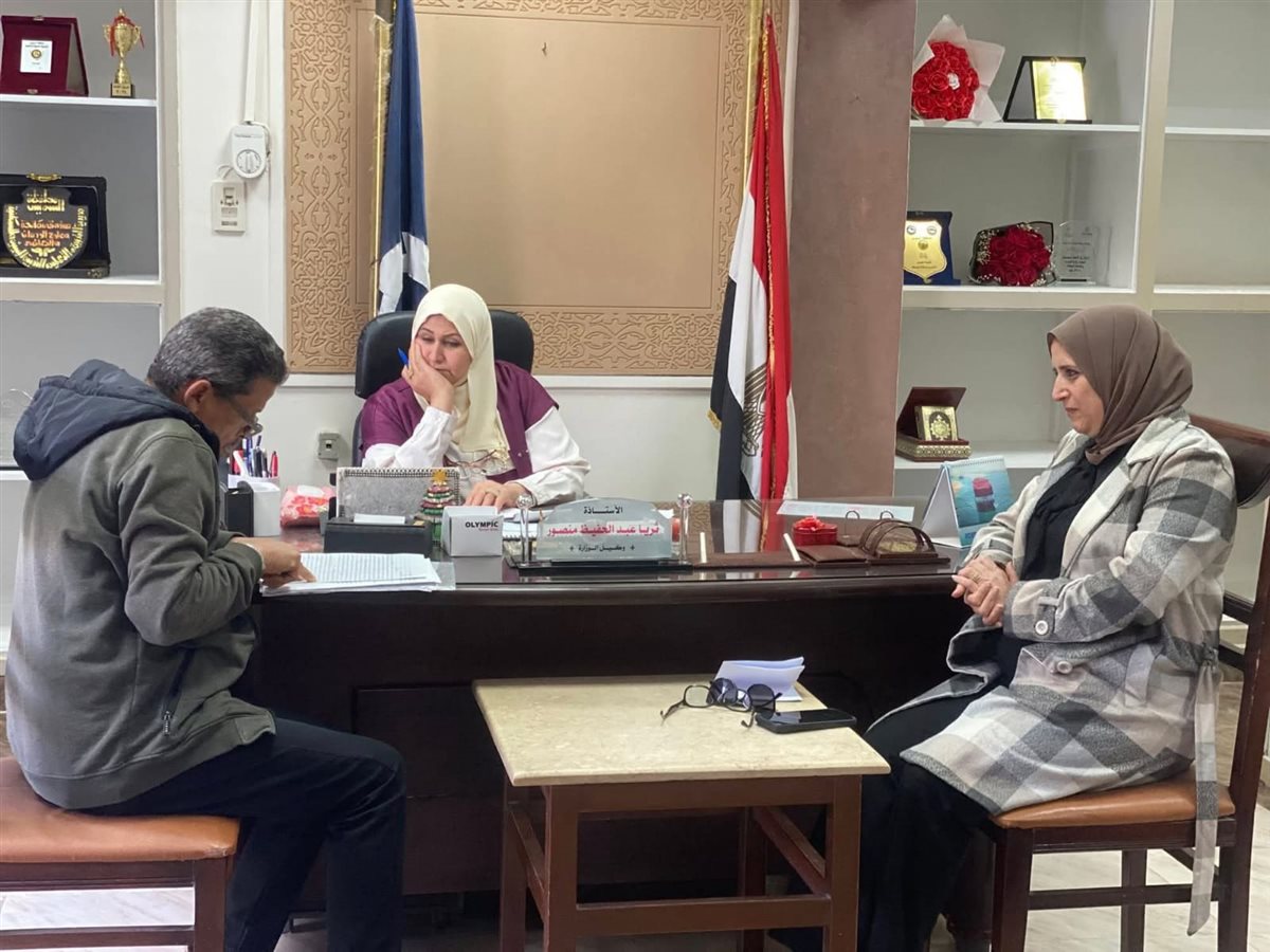 مدير تعليم السويس تواصل لقاءاتها اليومية مع العاملين في الحقل التعليمي