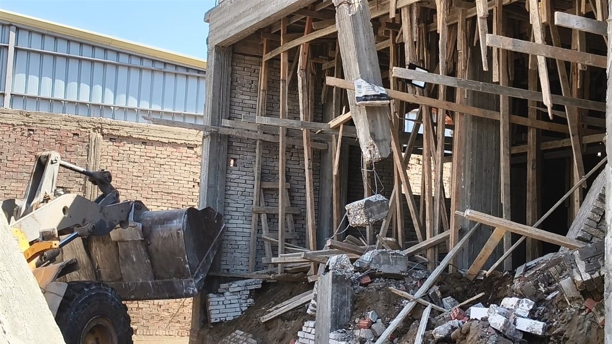 رئيس مدينة أبو النمرس بالجيزة يقف على تنفيذ إزالات البناء المخالف بمنيل شيحة