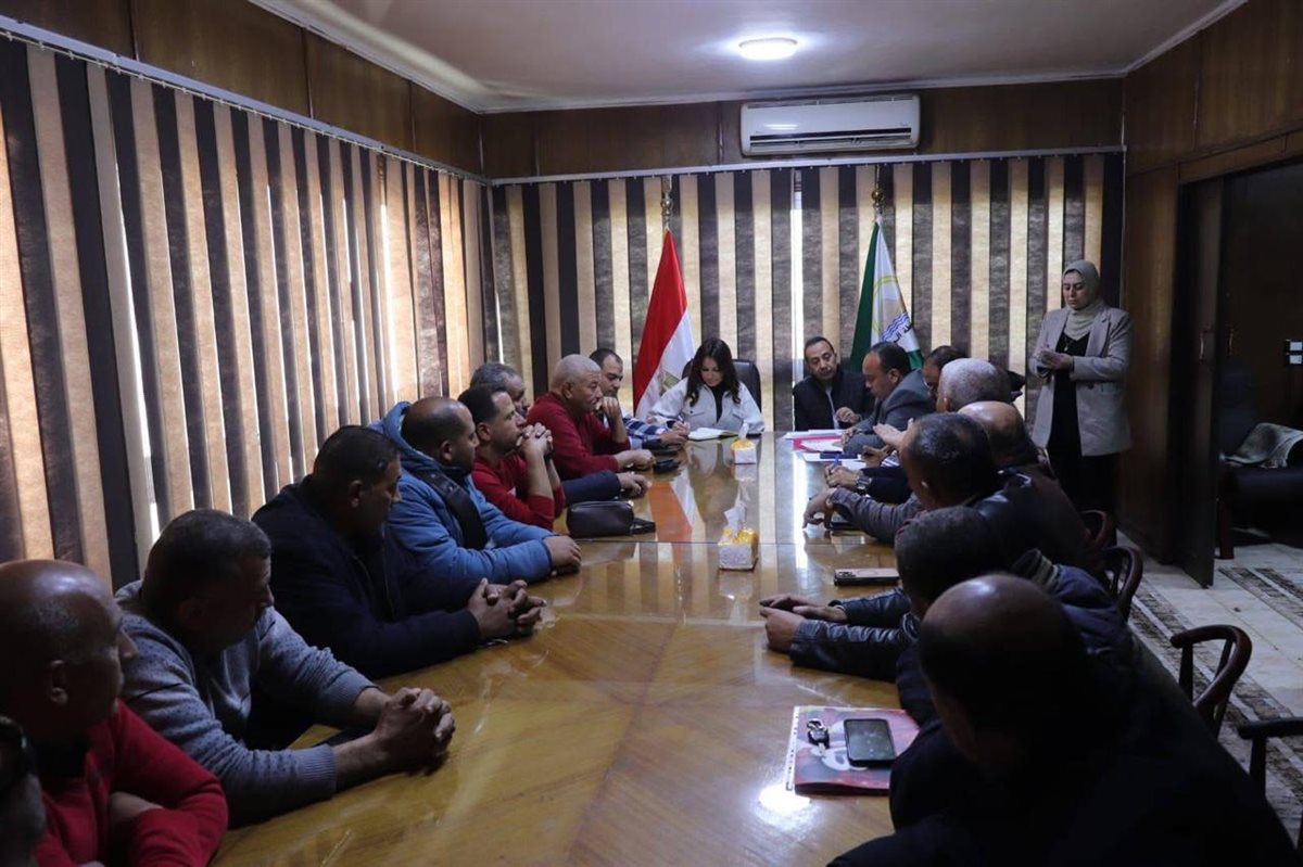 نائب محافظ الجيزة تعقد اجتماعًا مع شركات النظافة لبحث سبل دعم منظومة النظافة بالمحافظة