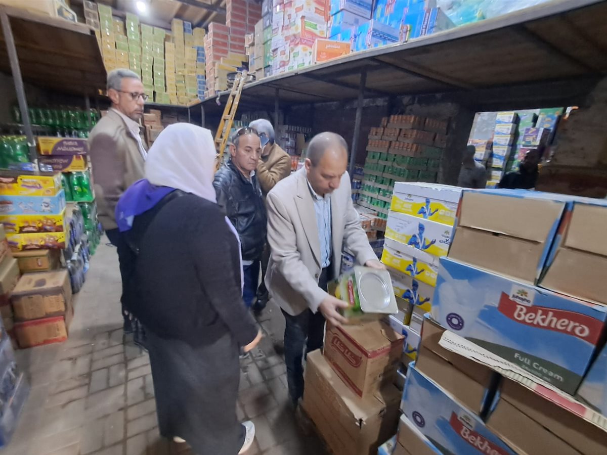 رئيس مدينة أبو النمرس يمر على مستودعات البوتاجاز والمحال التجارية لمراقبة الأسعار