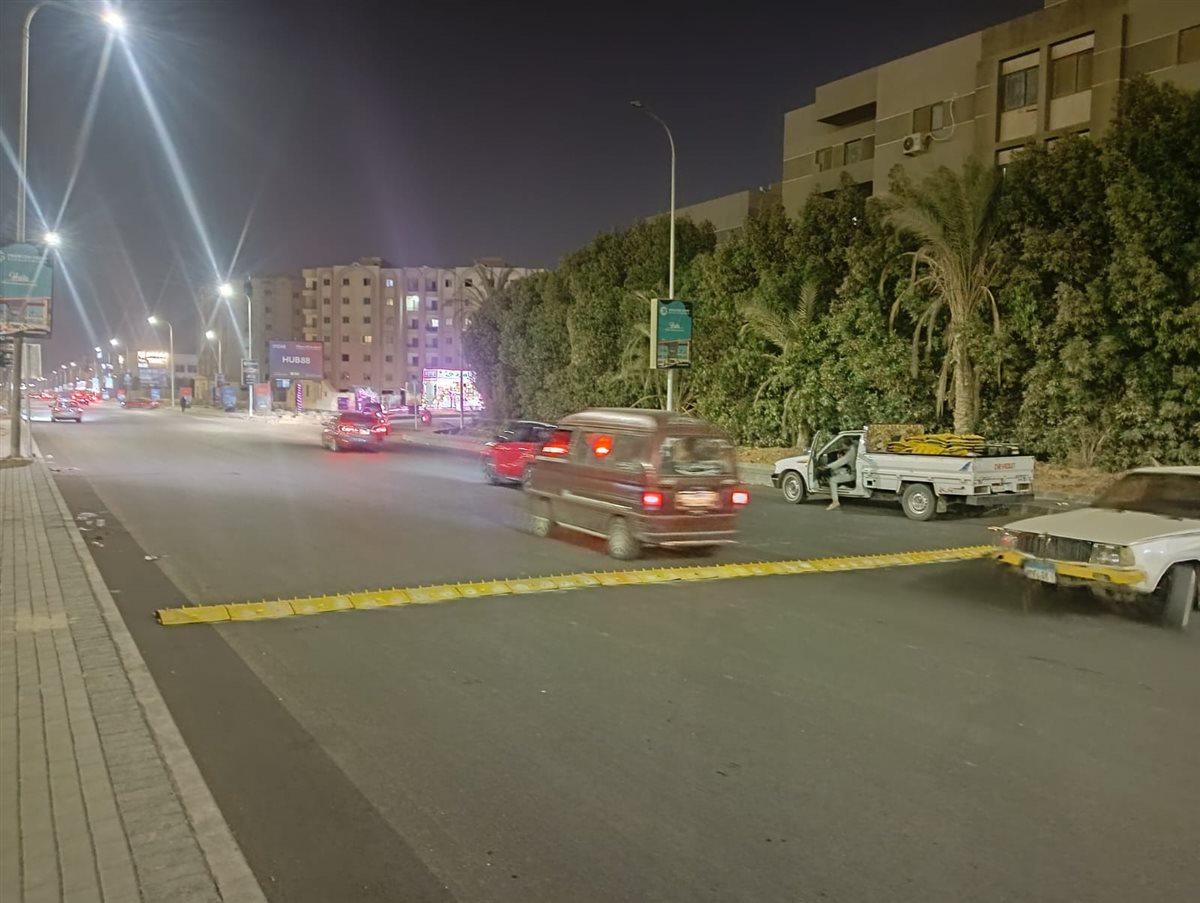 رئيس جهاز مدينة حدائق أكتوبر، يواصل الجهاز تنفيذ أعمال تركيب المطبات الشوكية والعلامات التحذيرية على الطرق