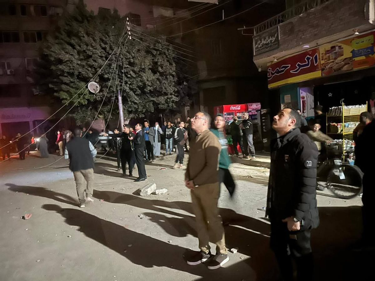 نائب محافظ المنيا يتابع ميدانيًا حادث انهيار حائط ببرج تحت الإنشاء بحي وسط وتضرر 3 سيارات