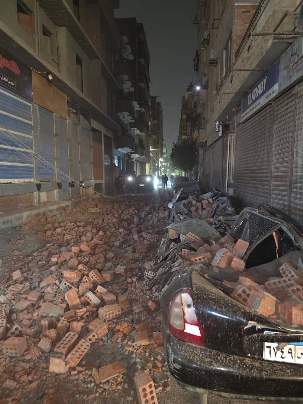 نائب محافظ المنيا يتابع ميدانيًا حادث انهيار حائط ببرج تحت الإنشاء بحي وسط وتضرر 3 سيارات