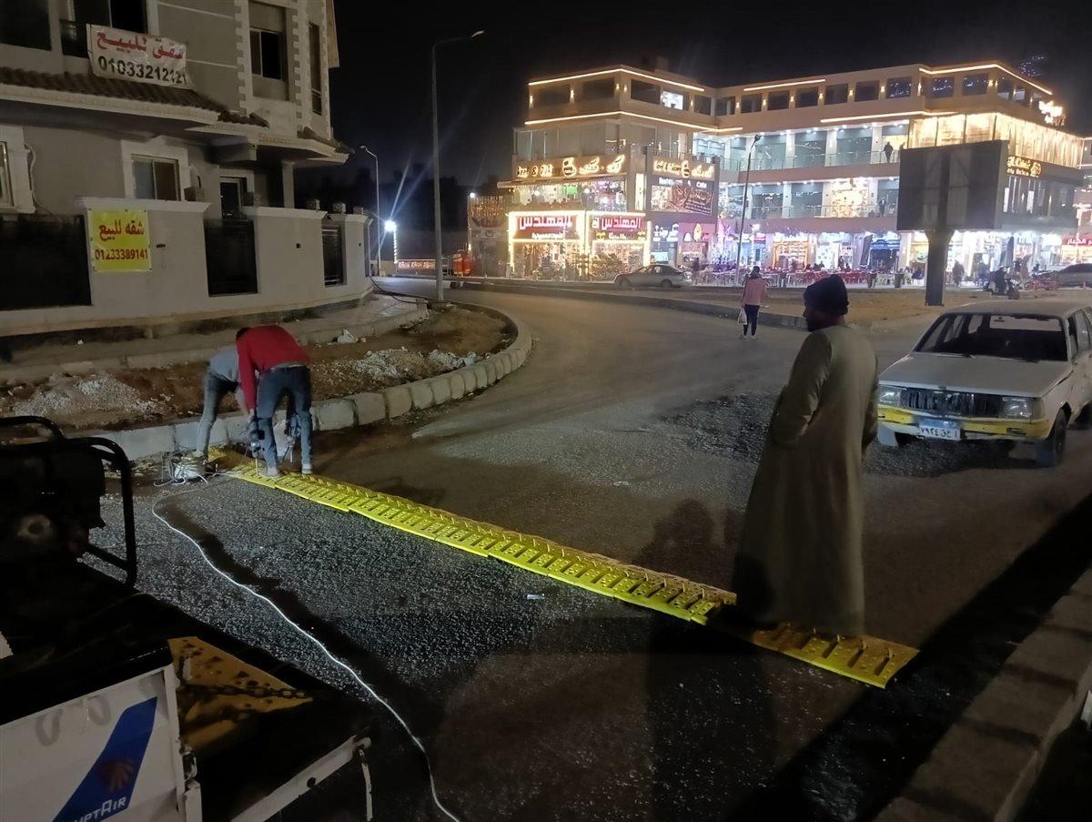 رئيس جهاز مدينة حدائق أكتوبر، يواصل الجهاز تنفيذ أعمال تركيب المطبات الشوكية والعلامات التحذيرية على الطرق