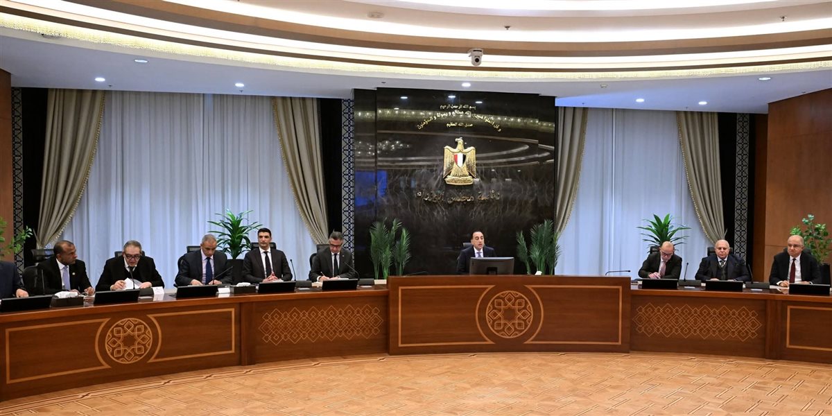 رئيس الوزراء يعقدُ اجتماعاً مع رؤساء الغرف الصناعية والتجارية
