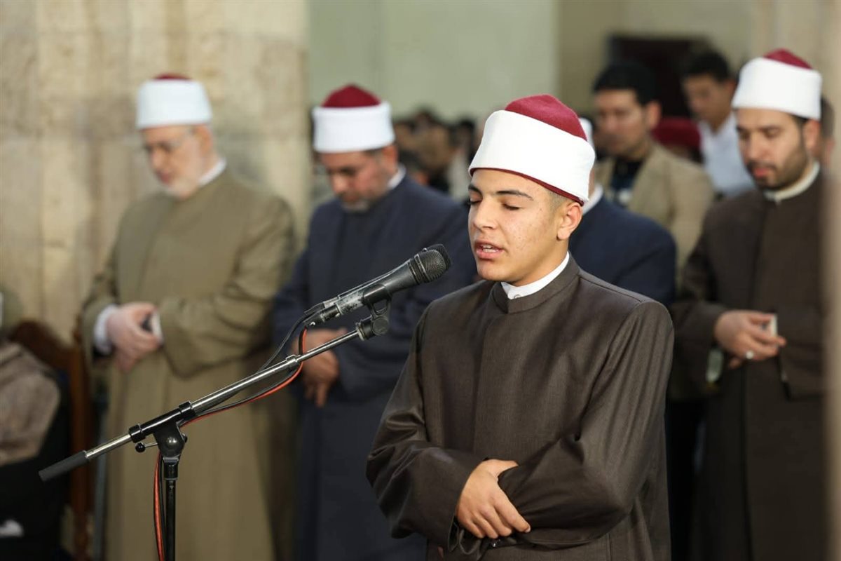 أئمة الجامع الأزهر يؤدون صلاة التراويح في الليلة السادسة والعشرين من رمضان
