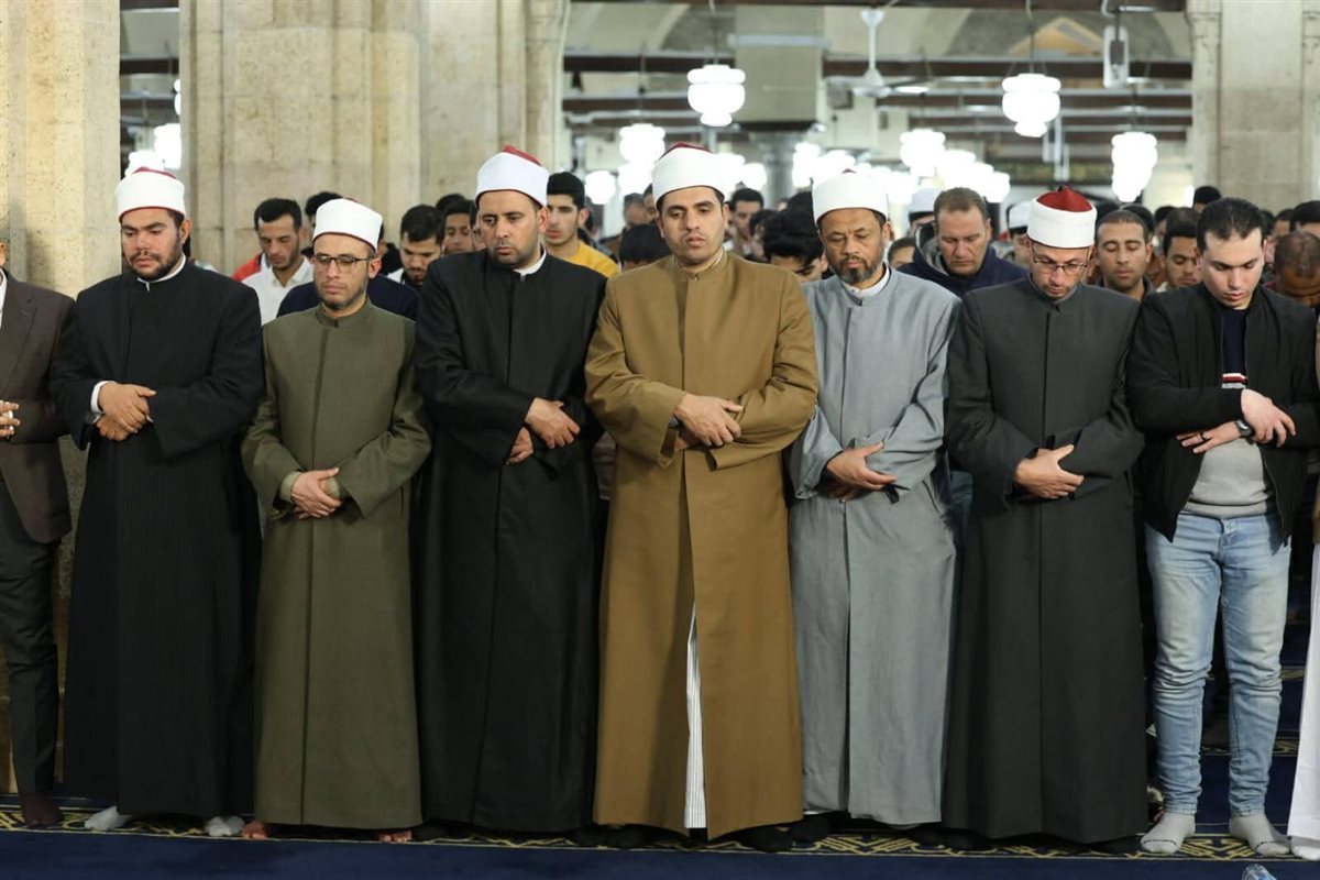 أئمة الجامع الأزهر يؤدون صلاة التراويح في الليلة السادسة والعشرين من رمضان