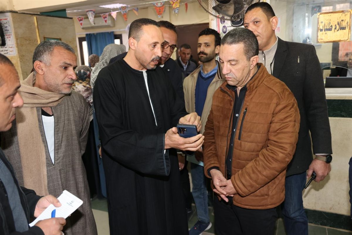 محافظ المنوفية يفاجئ مدرسة الشهداء الثانوية لمتابعة انتظام العملية التعليمية ويحيل المدير للتحقيق لتغيب الطلاب
