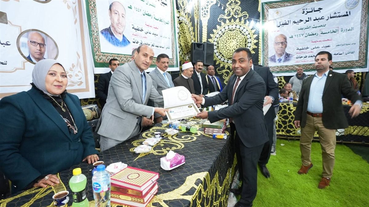 محافظ أسيوط يشهد تكريم حفظة القرآن الكريم في ختام مسابقة الشيخ عبد المعز فرحات ويؤكد: بناء الإنسان هدفنا &nbsp;الأول