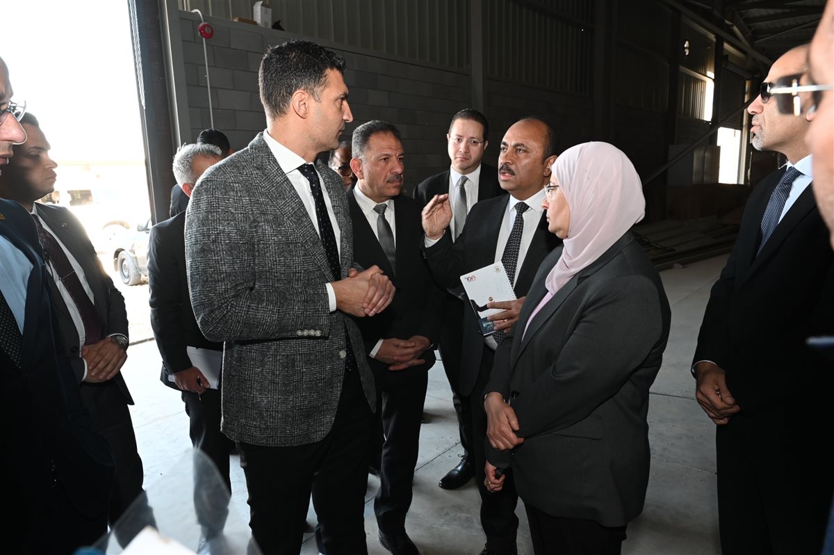 وزير الصناعة ومحافظ الجيزة يتفقدان مصنع متخصص في صناعة زجاج السيارات والألومنيوم
