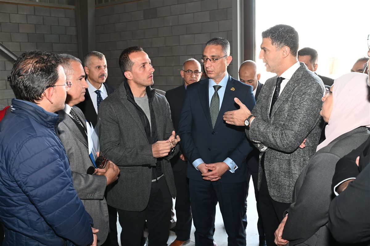 وزير الصناعة ومحافظ الجيزة يتفقدان مصنع متخصص في صناعة زجاج السيارات والألومنيوم