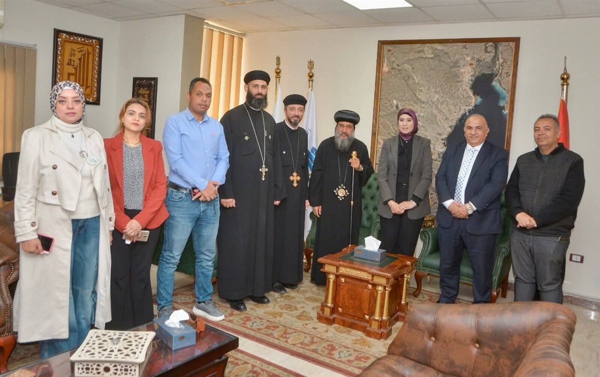 الأنبا بموا يهنئ رئيس جهاز السويس الجديدة بعيد الفطر المبارك