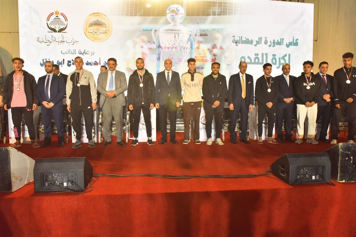محافظ أسيوط يشهد احتفالية كبرى لحزب الجبهة الوطنية لتكريم حفظة القرآن وتوزيع رحلات العمرة وأجهزة العرائس