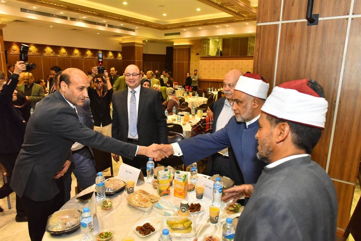 محافظ أسيوط يشهد إفطارًا جماعيًا بمطرانية الأقباط الكاثوليك ويؤكد: وحدة الصف تجسد قوة النسيج الوطني