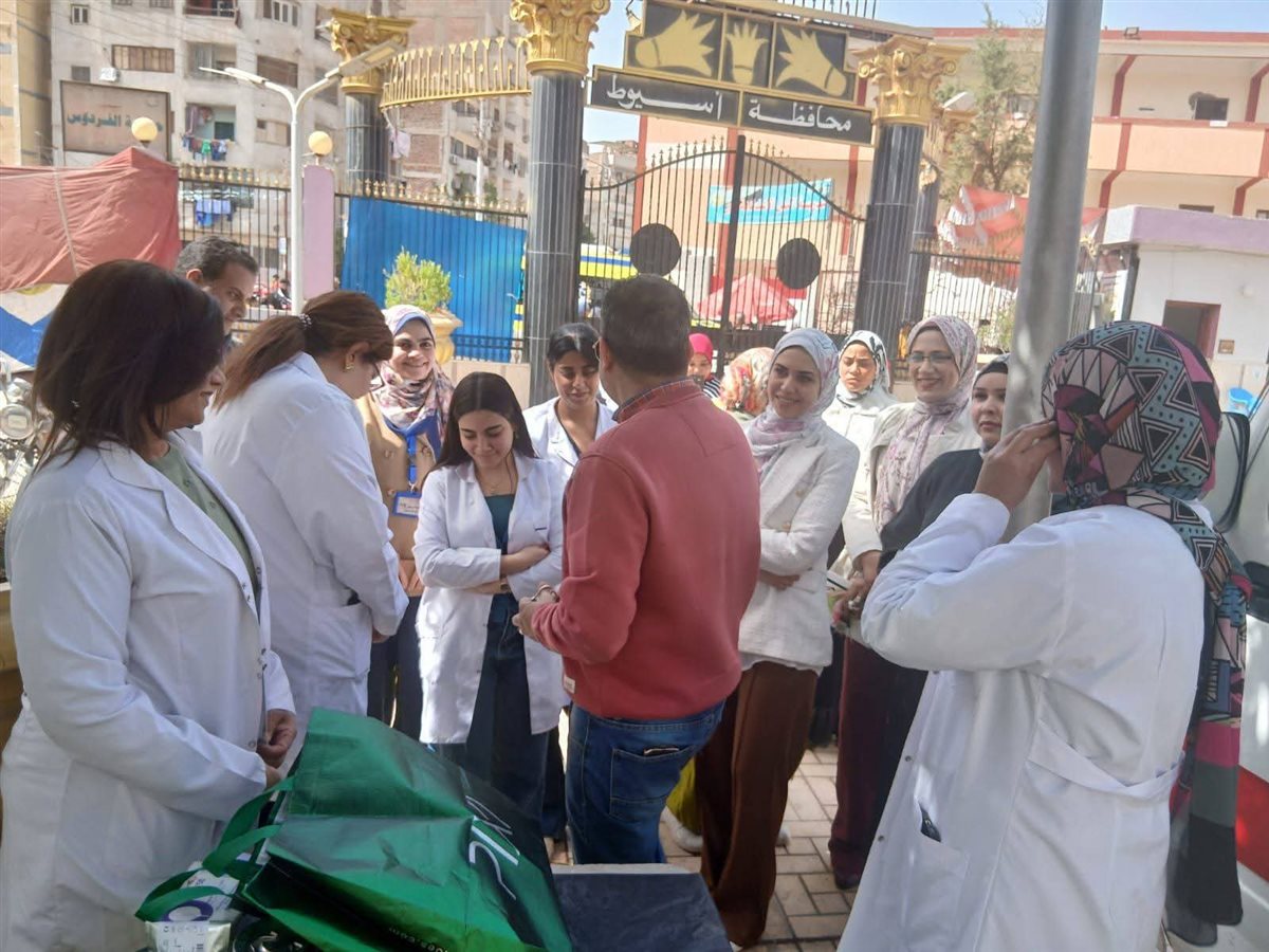 وكيل وزارة الصحة بأسيوط يتابع أعمال القافلة الطبية بحديقة الفردوس ويؤكد انتظام تقديم الخدمات للمواطنين