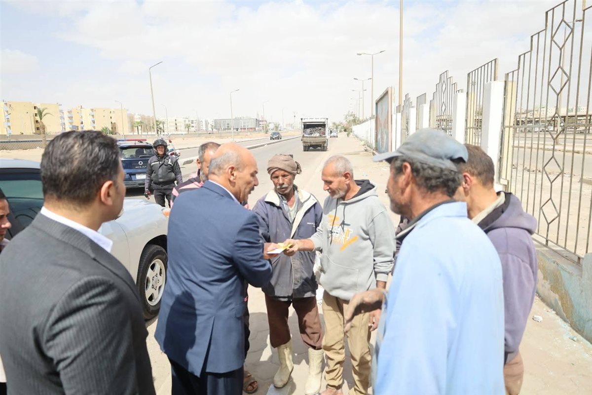 محافظ السويس يلتقي عمال النظافة بمواقع عملهم ويقدم لهم الشكر علي مايقومون به