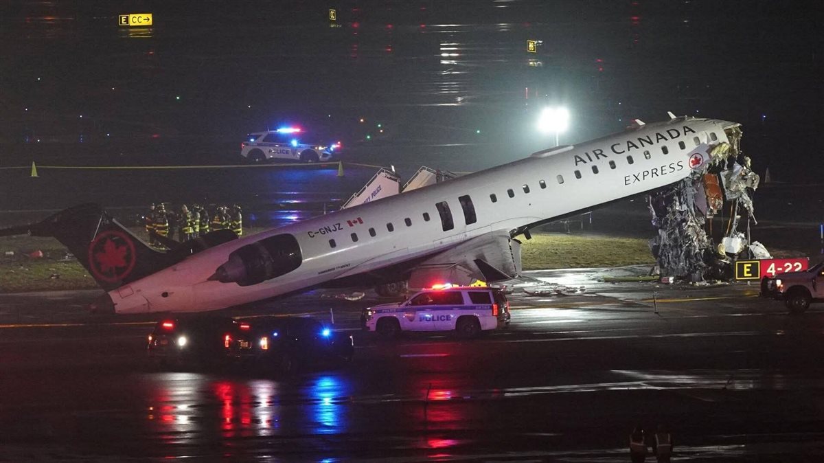 مصرع طيارين كنديين وإصابة 41 شخص بمطار لاغوارديا في أمريكا