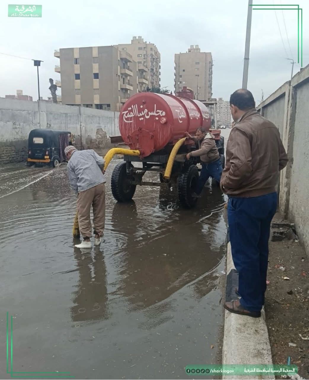 محافظ الشرقية يوجه بالدفع بسيارات الشفط والكسح لرفع مياه الأمطار