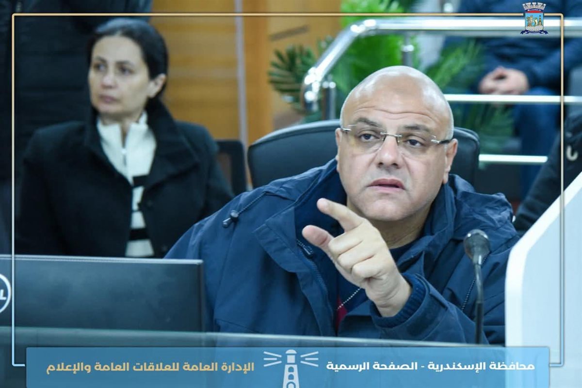 محافظ الإسكندرية &nbsp;من داخل مركز السيطرة يتابع جاهزية الأجهزة التنفيذية لمواجهة حال عدم استقرار الأحوال الجوية