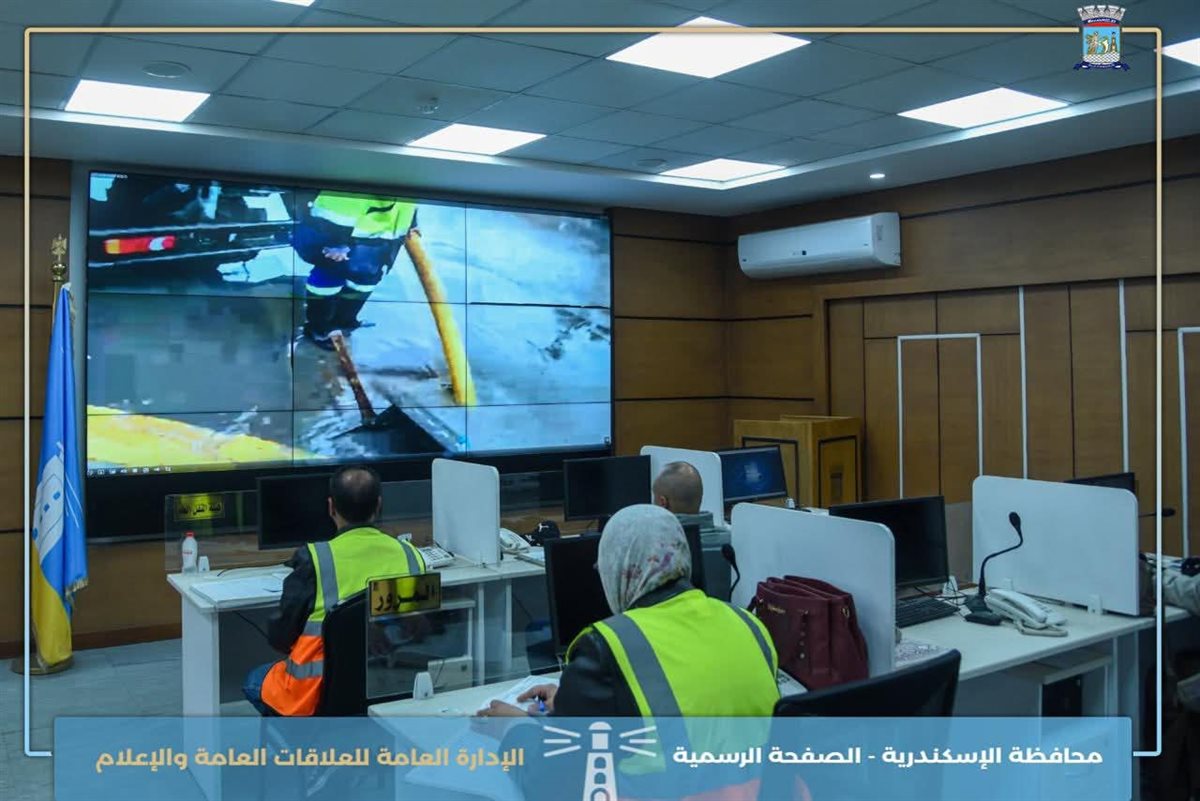 محافظ الإسكندرية &nbsp;من داخل مركز السيطرة يتابع جاهزية الأجهزة التنفيذية لمواجهة حال عدم استقرار الأحوال الجوية