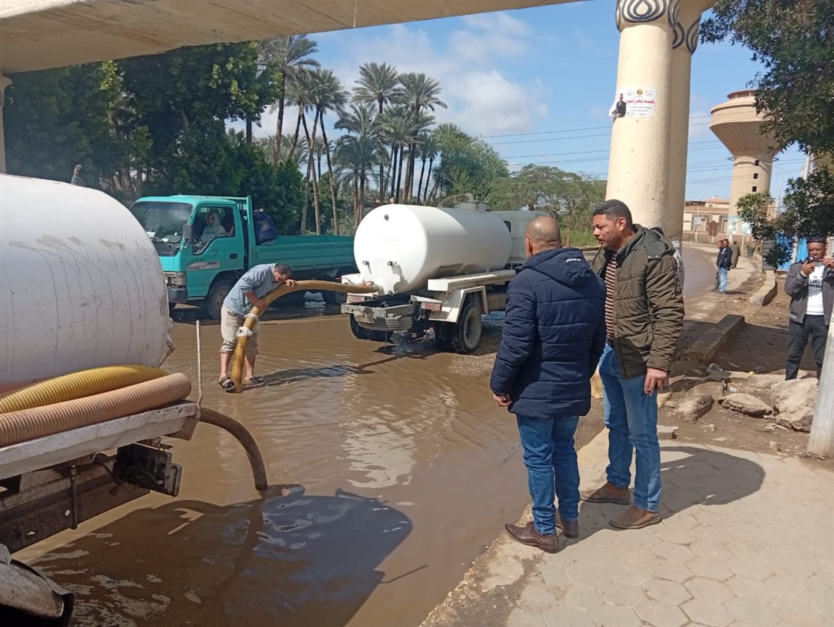 لليوم الثاني: شفط مياه الأمطار من الشوارع ورفع القمامة من مركز أبو النمرس بالجيزة
