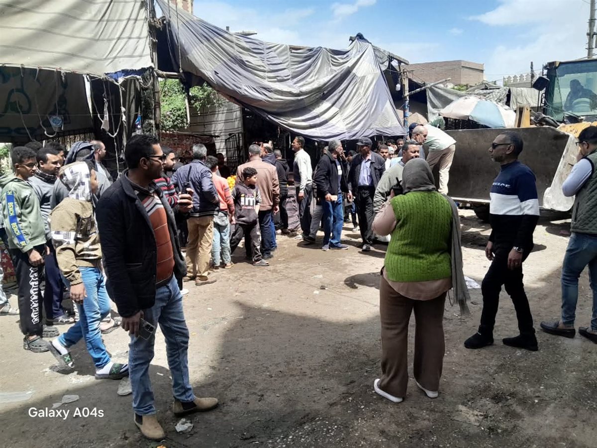 تحرير 42 محضرًا خلال حملة مكبرة لرفع الإشغالات بشوارع ديروط بأسيوط