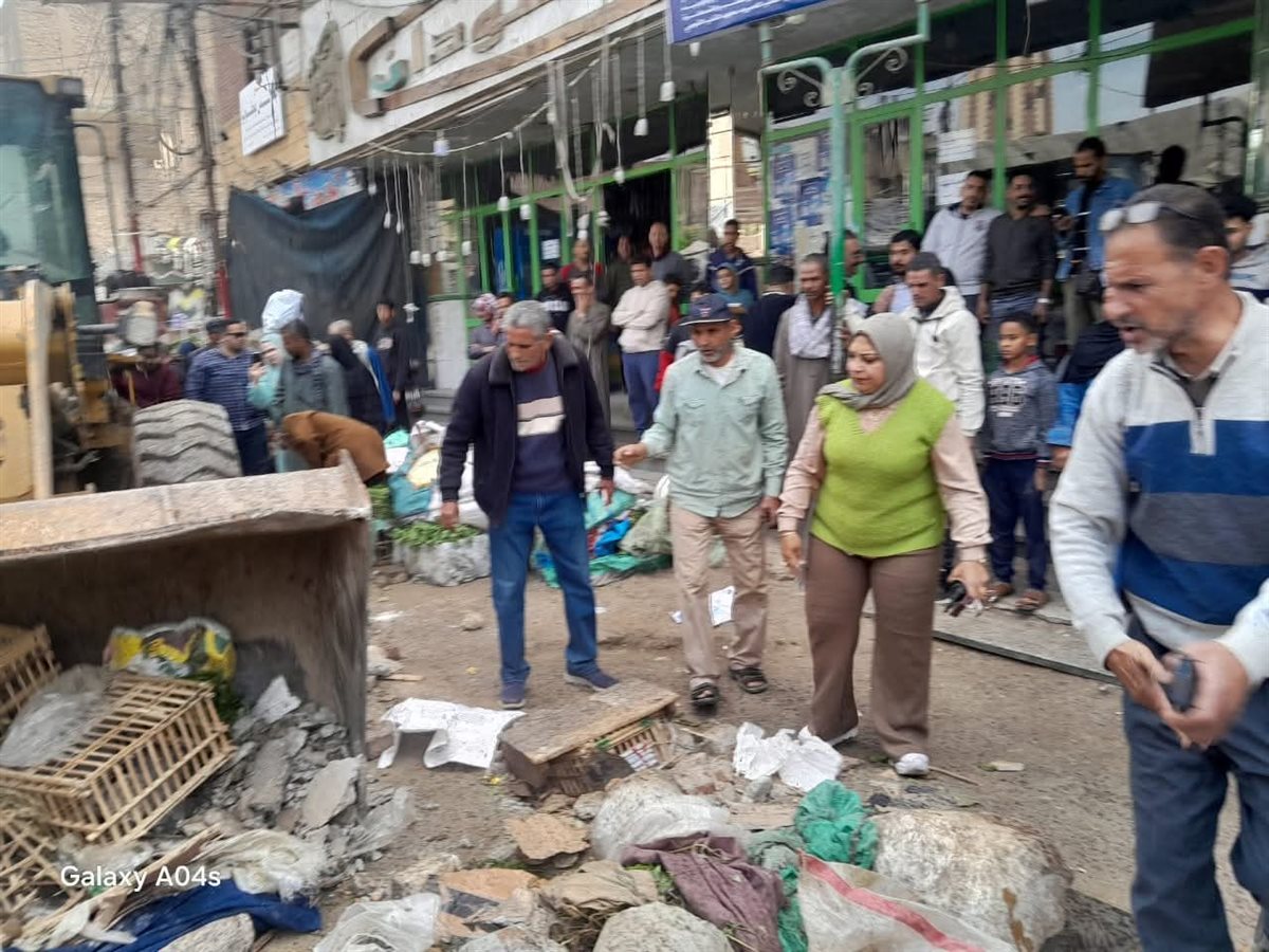 تحرير 42 محضرًا خلال حملة مكبرة لرفع الإشغالات بشوارع ديروط بأسيوط