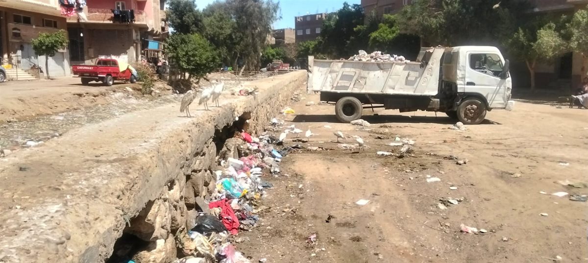 حملة نظافة وتجريد من قِبل الوحدة المحلية بالمنوات بمتابعة رئيس مدينة أبو النمرس