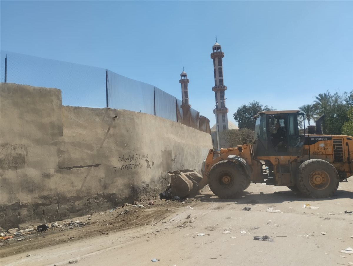 حملة نظافة وتجريد من قِبل الوحدة المحلية بالمنوات بمتابعة رئيس مدينة أبو النمرس