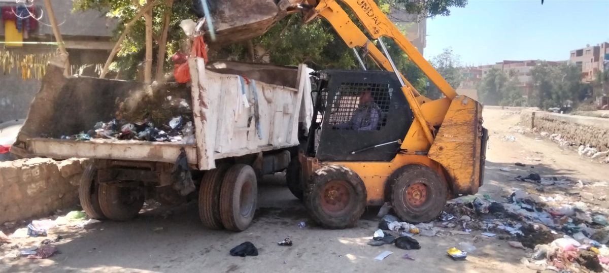 حملة نظافة وتجريد من قِبل الوحدة المحلية بالمنوات بمتابعة رئيس مدينة أبو النمرس